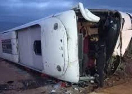 افزایش مصدومان/ لغزندگی جاده عامل واژگونی اتوبوس حامل زائران در کرمانشاه بود