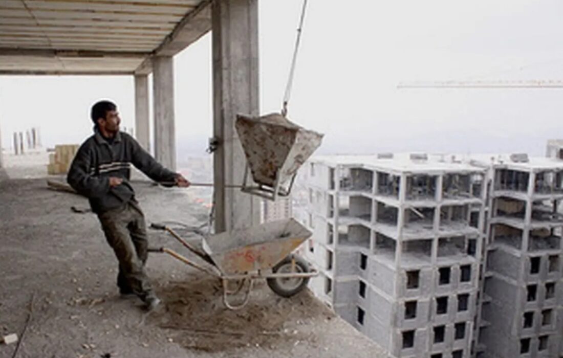 ۱۰هزار سهمیه برای ۵۰۰هزار کارگر ساختمانی/ کارگران باید ۵۰ سال صبر کنند تا از سهمیه بیمه بهره‌مند شوند!