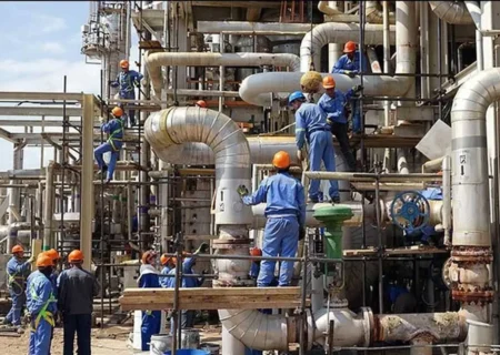 حقوق‌های نجومی مدیران پتروشیمی‌ها در کنار فقر کارگران/ پرداخت از جیب بخش خصوصی یا بیت المال؟