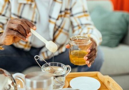 آیا ریختن عسل در چای داغ سم تولید می کند؟ بررسی باورهای نادرست درباره عسل