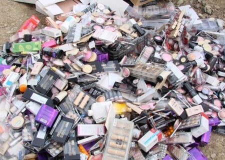 کور شدن زنان ایرانی به خاطر استفاده از مدادهای چشم تقلبی / سونامی سرطان پوست و مو با لوازم آرایشی قاچاق در راه ایران است