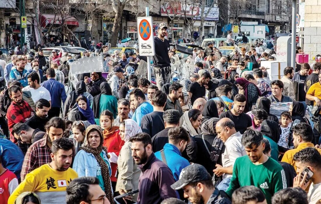 بازار شب عید؛ نه مشتری راضی است نه کاسب/ قیمت‌ها بالاست،  خرید نمی‌کنم تا شب عید همین اجناس حراج شود/اشتیاق بین مردم دیده نمی شود