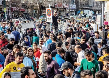 بازار شب عید؛ نه مشتری راضی است نه کاسب/ قیمت‌ها بالاست،  خرید نمی‌کنم تا شب عید همین اجناس حراج شود/اشتیاق بین مردم دیده نمی شود