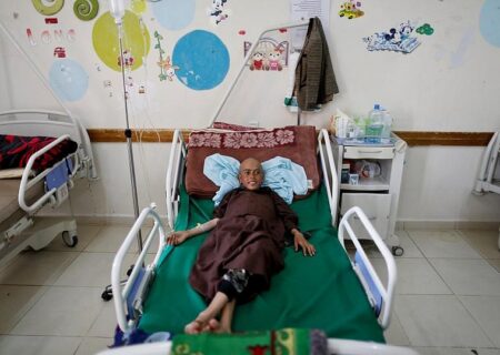 خانواده بیماران سخت سرطانی، چون پول دارو و درمان ندارند، به انتظار مرگ‌شان می‌نشینند