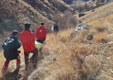 یافتن زن مفقود شده در کوه سیاه صیدون بعد از ۱۳ ساعت جستجو