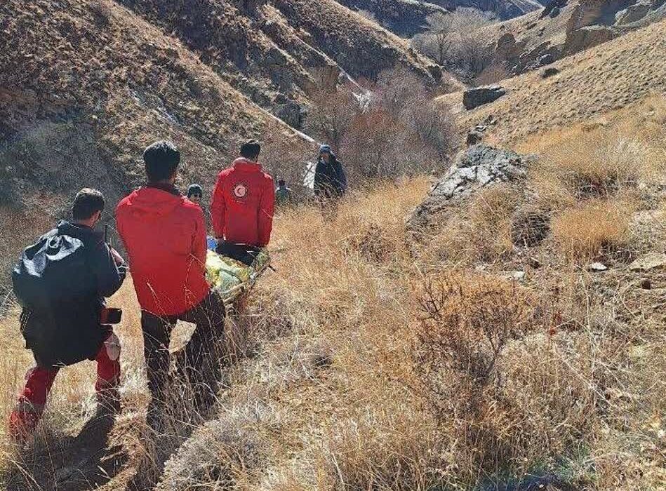 یافتن زن مفقود شده در کوه سیاه صیدون بعد از ۱۳ ساعت جستجو