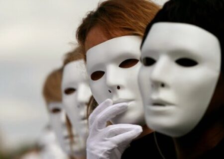 اردیبهشت تئاتر خوزستان به یغما رفته است