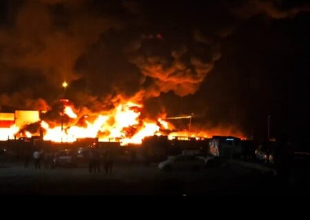 اعزام ۳۰ آتش‌نشان تهرانی به بندرعباس/ تلاش برای مهار کامل آتش‌سوزی اسکله شهید رجایی