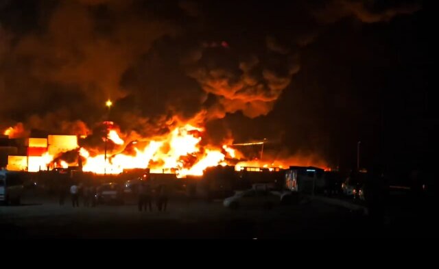 اعزام ۳۰ آتشنشان تهرانی به بندرعباس/ تلاش برای مهار کامل آتشسوزی اسکله شهید رجایی