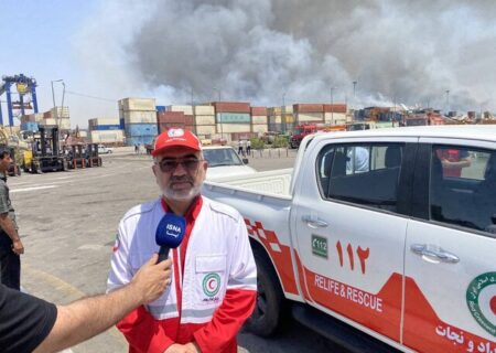 ادامه عملیات لکه‌گیری در بندرعباس/ وزش باد کار اطفای حریق را دشوار کرد