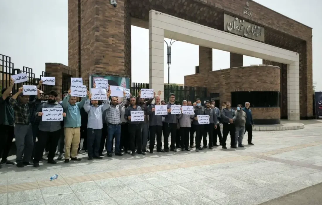 تجمع نیروهای حراست شرکت نفت و گاز کارون مقابل استانداری خوزستان