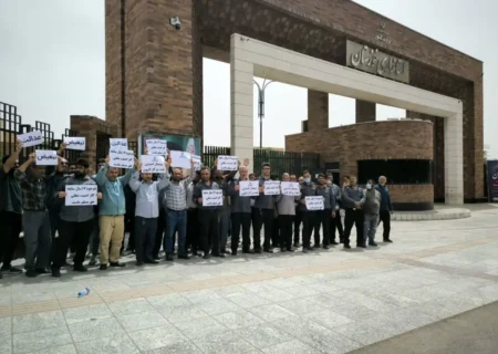تجمع نیروهای حراست شرکت نفت و گاز کارون مقابل استانداری خوزستان