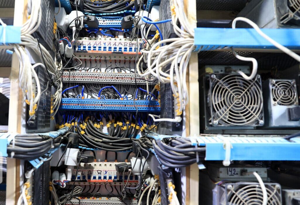 رمزگشایی از مصرف برق مشکوک در اهواز؛ ۴۷ ماینر غیرمجاز کشف شد