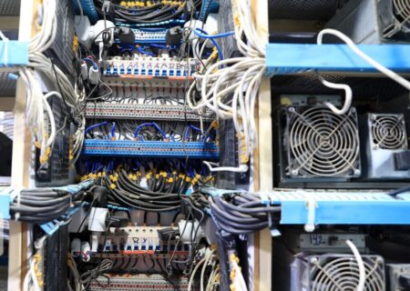 رمزگشایی از مصرف برق مشکوک در اهواز؛ ۴۷ ماینر غیرمجاز کشف شد