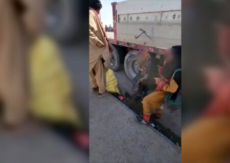 کولبری سوخت دخترکان با کیف مدرسه / بازار سیاه بنزین در سیستان و بلوچستان؛ قربانیان کودک