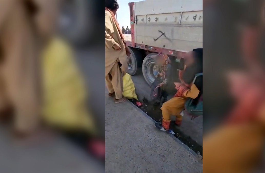 کولبری سوخت دخترکان با کیف مدرسه / بازار سیاه بنزین در سیستان و بلوچستان؛ قربانیان کودک