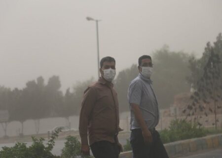 توزیع ماسک توسط هلال احمر خوزستان به دلیل وقوع گرد و غبار