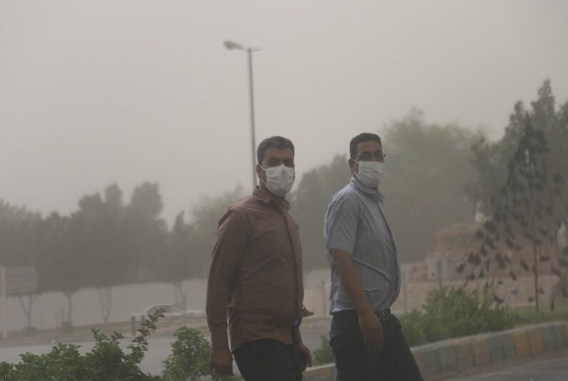 توزیع ماسک توسط هلال احمر خوزستان به دلیل وقوع گرد و غبار