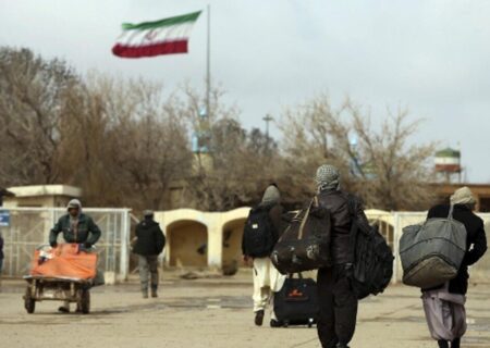 روزی 12000 ویزا برای افغانی‌ها صادر می‌ شود ! / چرا دولتمردان بحران مهاجران افغان در ایران را نادیده می‌گیرند؟