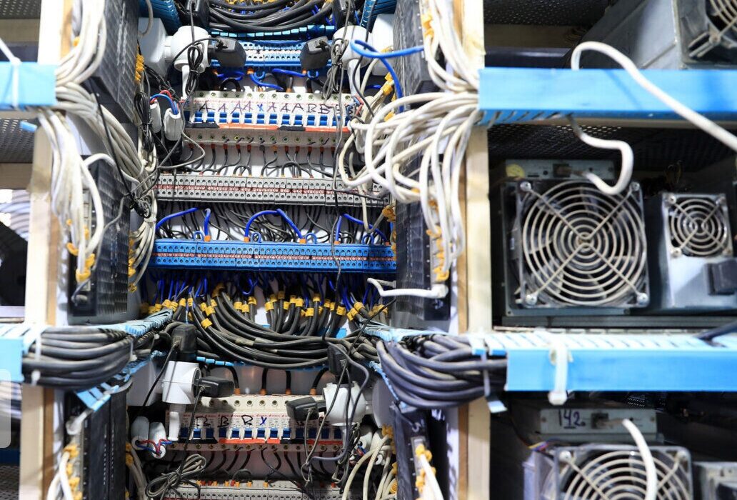 کشف ۵۲ دستگاه استخراج رمز ارز غیرمجاز در خوزستان