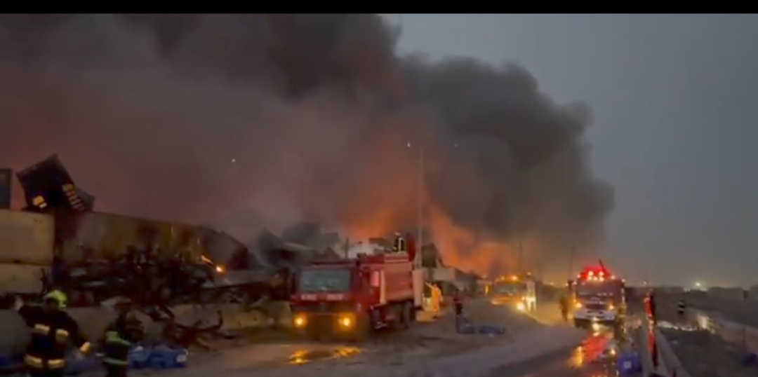 آتش‌ در بخش‌هایی از محل حادثۀ بندر شهید رجایی دوباره شعله‌ور شد