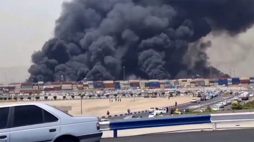 انتقال کالاهای اساسی بندر شهید رجایی به محل امن