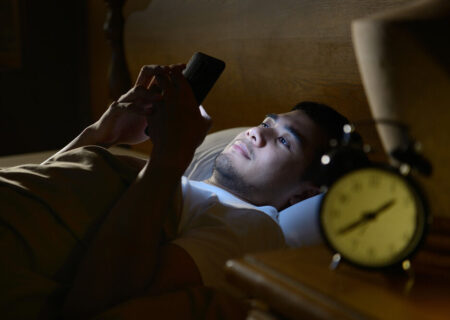 چگونه تلفن همراه، سلامت خواب ما را تهدید می‌کند؟