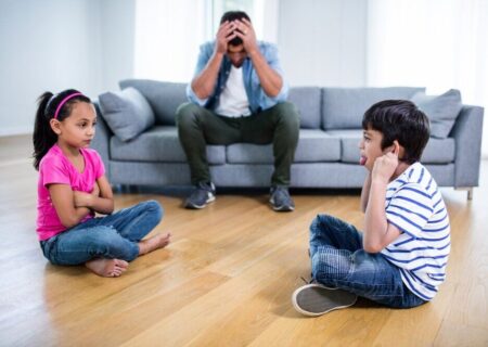 با دعوای کودکان چه کنیم؟ راهکارهایی برای والدین