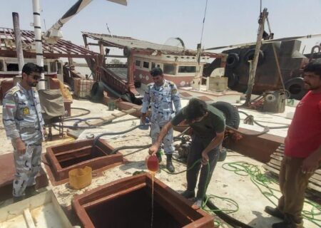 توقیف سه لنج و کشف ۱۵۰ هزار لیتر سوخت قاچاق در آب‌های خلیج فارس
