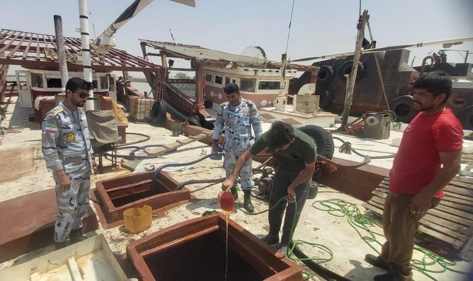 توقیف سه لنج و کشف ۱۵۰ هزار لیتر سوخت قاچاق در آب‌های خلیج فارس