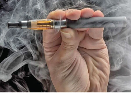 خودتان را گول نزنید؛ “سیگار الکترونیکی” هم سم وارد ریه شما می کند/ ۱۸۰ طعم‌دهنده که بی‌خطر نیستند!