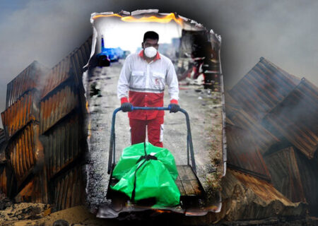 روایت یک عکس؛ امدادگری که در اسکله مرگ را جابه‌جا می‌کرد