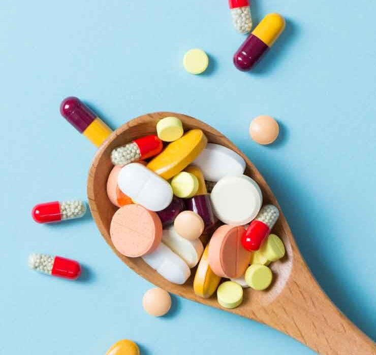 کیفیت داروی ایرانی قابل رقابت با انواع بینالمللی / بودجه ۸۰ همتی برای پرداخت بدهی «دارو و تجهیزات»