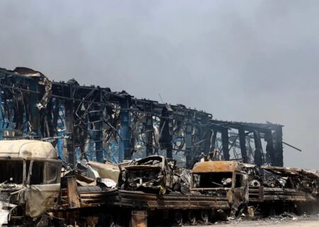 توقف کامیون‌ها در بندر رجایی به 20 روز هم می‌رسد/ رانندگان از محتوای بار کانتینرها اطلاع ندارند/ همه اقدامات در ایران با توکل به خدا انجام می‌شود