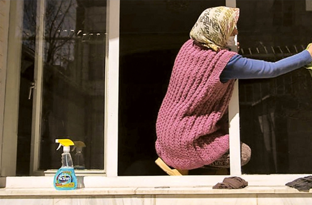 خدمتکاران منازل نه بیمه دارند و نه مرخصی، حتی نامشان در هیچ سامانهای ثبت نشده ! / آنها در معرض مواد شوینده شیمیایی آسیب جدی می بینند