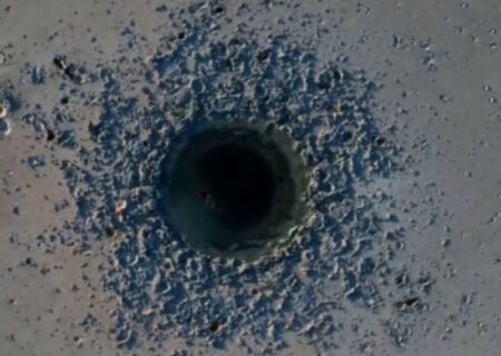 شکل گیری فروچاله‌ ۱۰ متری در دریاچه ارومیه / دکتر زارع: اگر آب رها نشود، فاجعه‌ بزرگ‌تر در راه است/ ارومیه در مسیر پدیده‌هایی مشابه بحرالمیت حرکت می‌کند