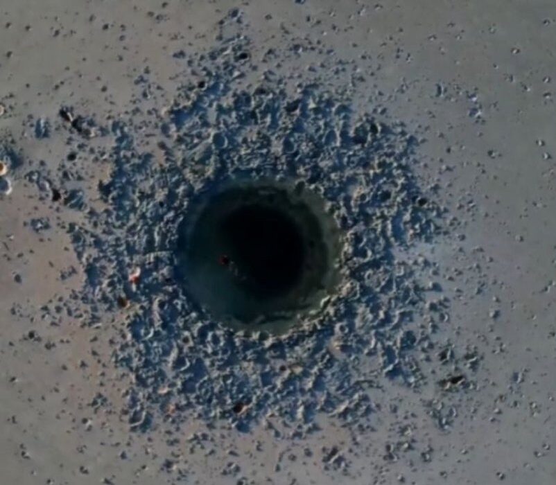 شکل گیری فروچاله‌ ۱۰ متری در دریاچه ارومیه / دکتر زارع: اگر آب رها نشود، فاجعه‌ بزرگ‌تر در راه است/ ارومیه در مسیر پدیده‌هایی مشابه بحرالمیت حرکت می‌کند