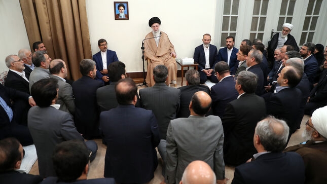 امروز برای خدمت به مردم، فضای عمومی کشور مناسب و فرصتها بسیار است