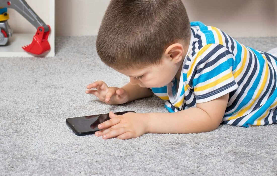سرگرمی یا آسیب؟ چگونه استفاده از موبایل کودکان را مدیریت کنیم؟