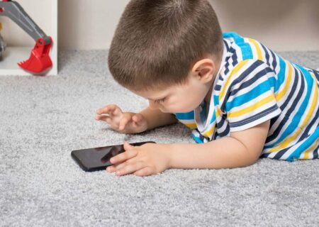 سرگرمی یا آسیب؟ چگونه استفاده از موبایل کودکان را مدیریت کنیم؟
