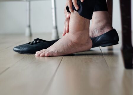 ۸ تغییر رایج پا با افزایش سن؛ راهنمای سلامت پا