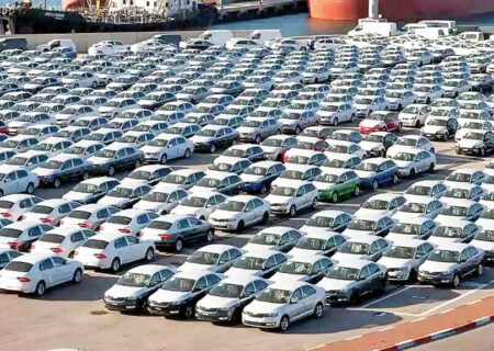 بلاتکلیفی در بازار خودرو/ نه سامانه فروش وضع مناسبی دارد نه در بورس عرضه می شود/ خودروسازها برای دولت خط و نشان می کشند