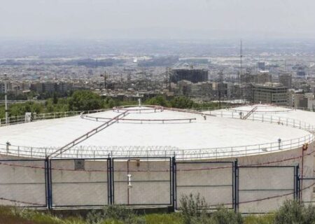 دود سیاه اطراف انبار نفت شهران به علت سوختن مشتقات نفتی است