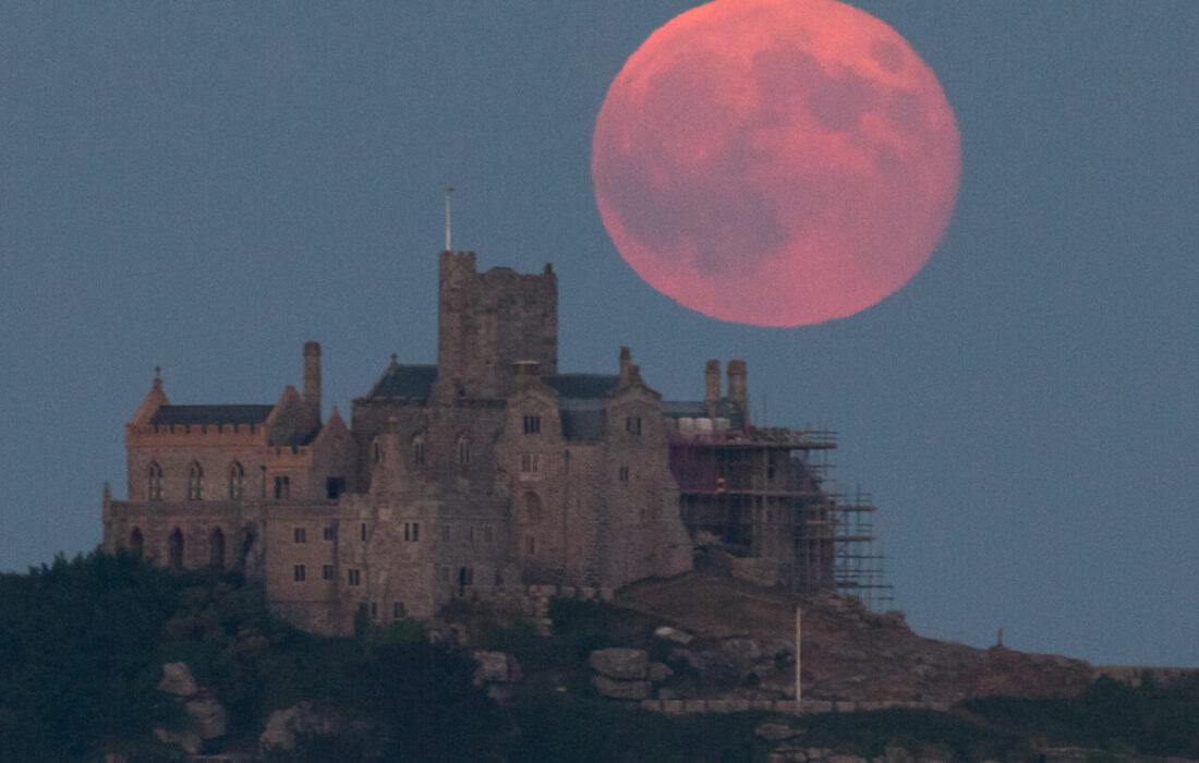ماه توت‌فرنگی به زودی در آسمان ظاهر می‌شود