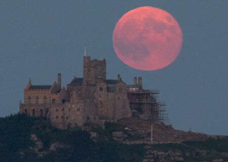 ماه توت‌فرنگی به زودی در آسمان ظاهر می‌شود
