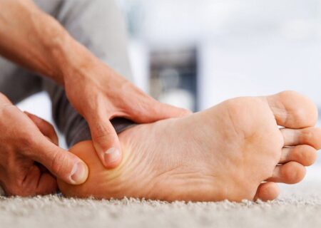 کمبود این ویتامین سبب ترک خوردن پاشنه پا می‌شود