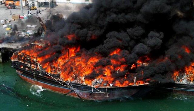 آتشسوزی ۱۰ فروند شناور در اسکله جوادالائمه پارسیان