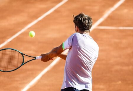 اعتراض مربیان تنیس خاکی خوزستان نسبت به تعطیلی ۴ ماهه زمین‌های تنیس سازمان آب و برق