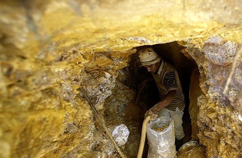 کار در معدن سخت و زیانآور تلقی نمیشود!/ یک فعال کارگری: وجود آلاینده محیطی و استمرار مواجهه با آلاینده، دو شرط غیرقابل انکار سختی کار است