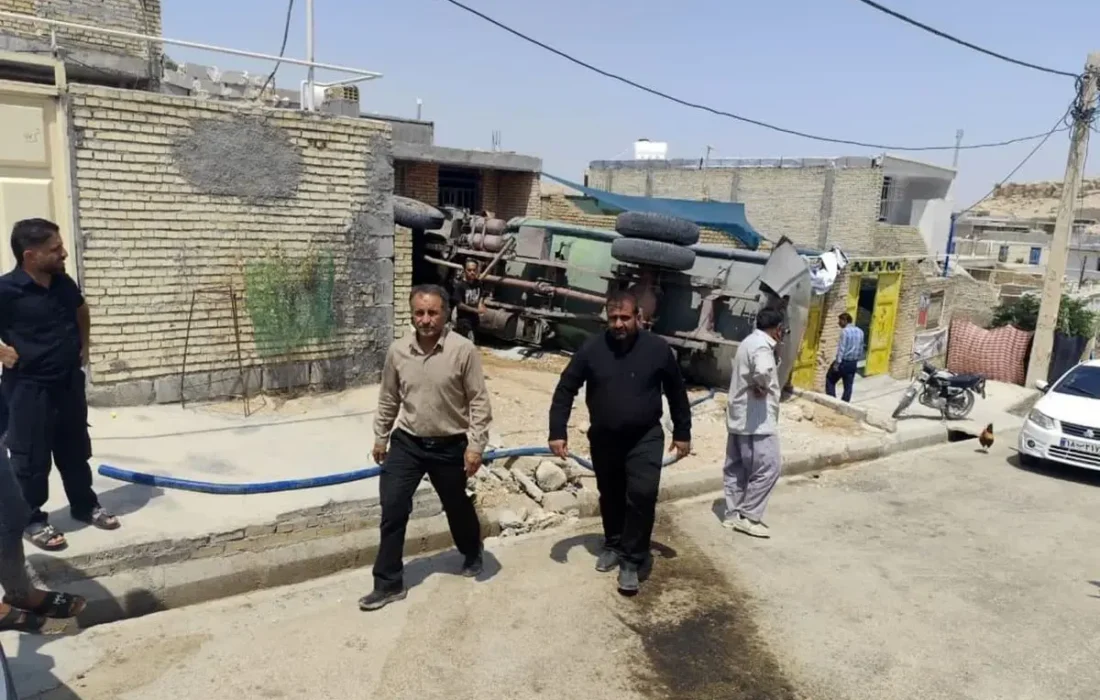 تنش آبی در باغملک حادثه آفرید/ تخریب یک خانه در اثر واژگونی خودروی تانکر آب